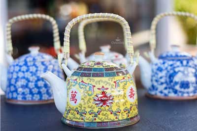 Tetera para té en hebras y cuencos chinos